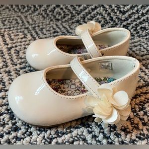 🎉 SOLD ON CP! EUC! 🎉 Little Girl’s Sz 4 Cream Dress Shoes with adj. straps